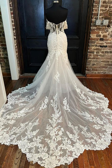 Vestido de novia largo de corte trompeta con hombros descubiertos y apliques